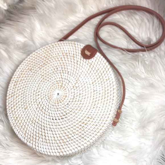 Nantucket Style Large Crossbody Woven Rattan Bag - Picture 2 of 16